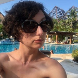 Hey hey Poshers! I'm Emily.